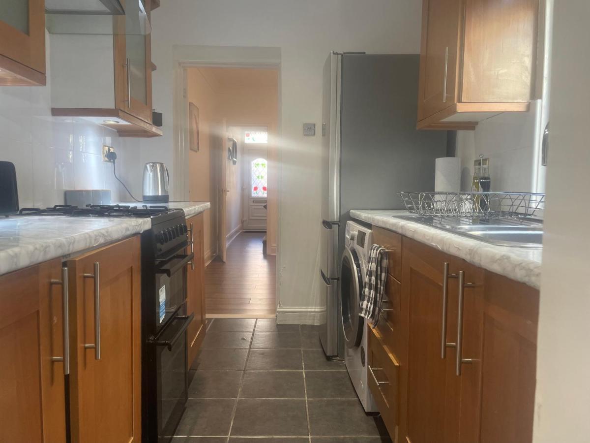 Home Sweet Home In Rg1 With Free Parking Рединг Екстериор снимка