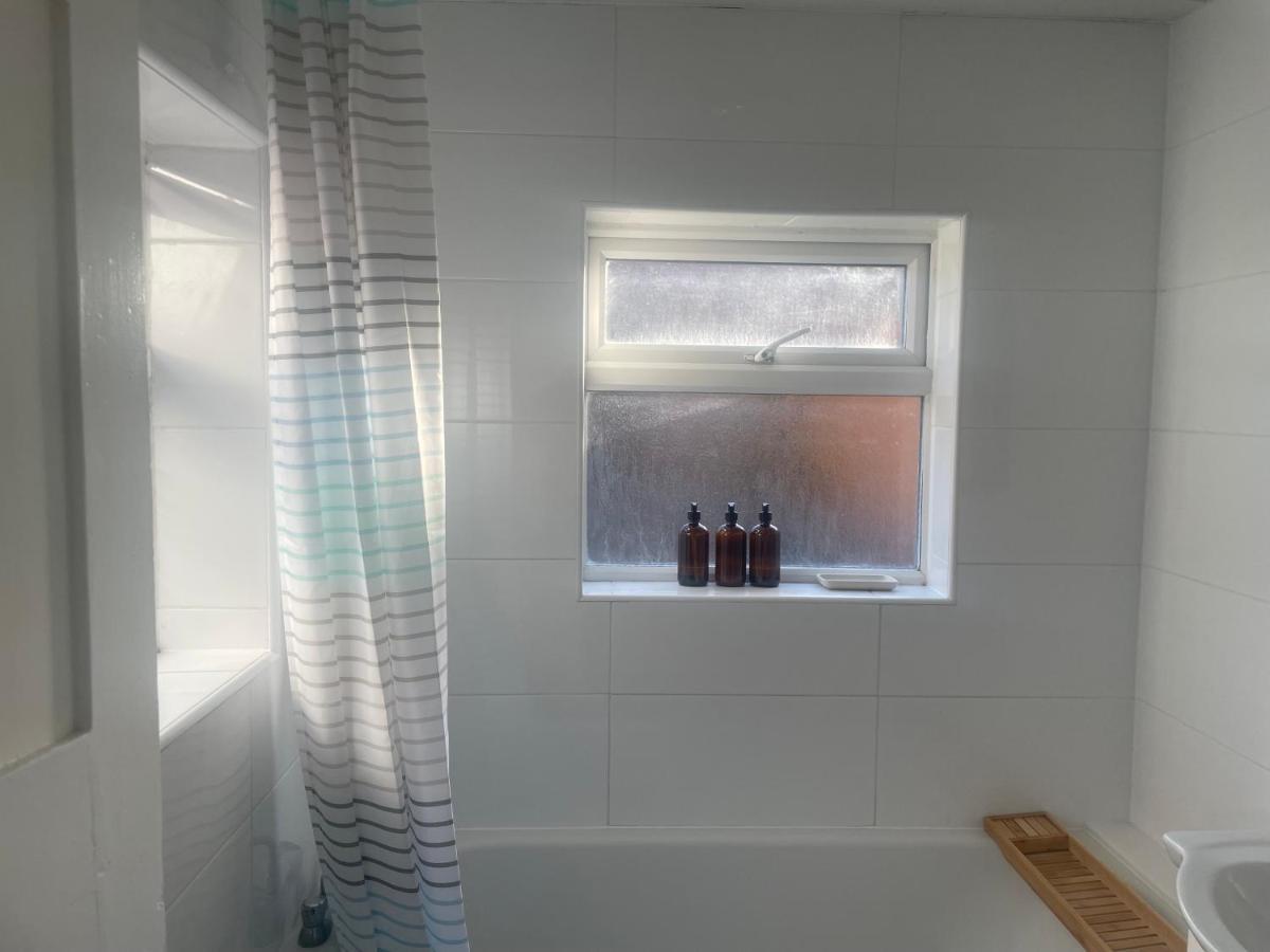 Home Sweet Home In Rg1 With Free Parking Рединг Екстериор снимка