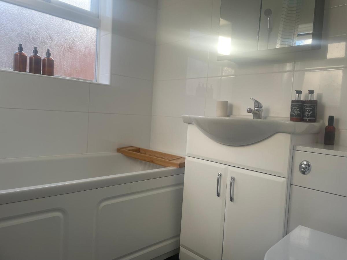 Home Sweet Home In Rg1 With Free Parking Рединг Екстериор снимка