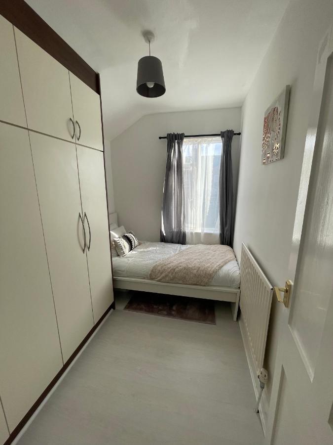Home Sweet Home In Rg1 With Free Parking Рединг Екстериор снимка
