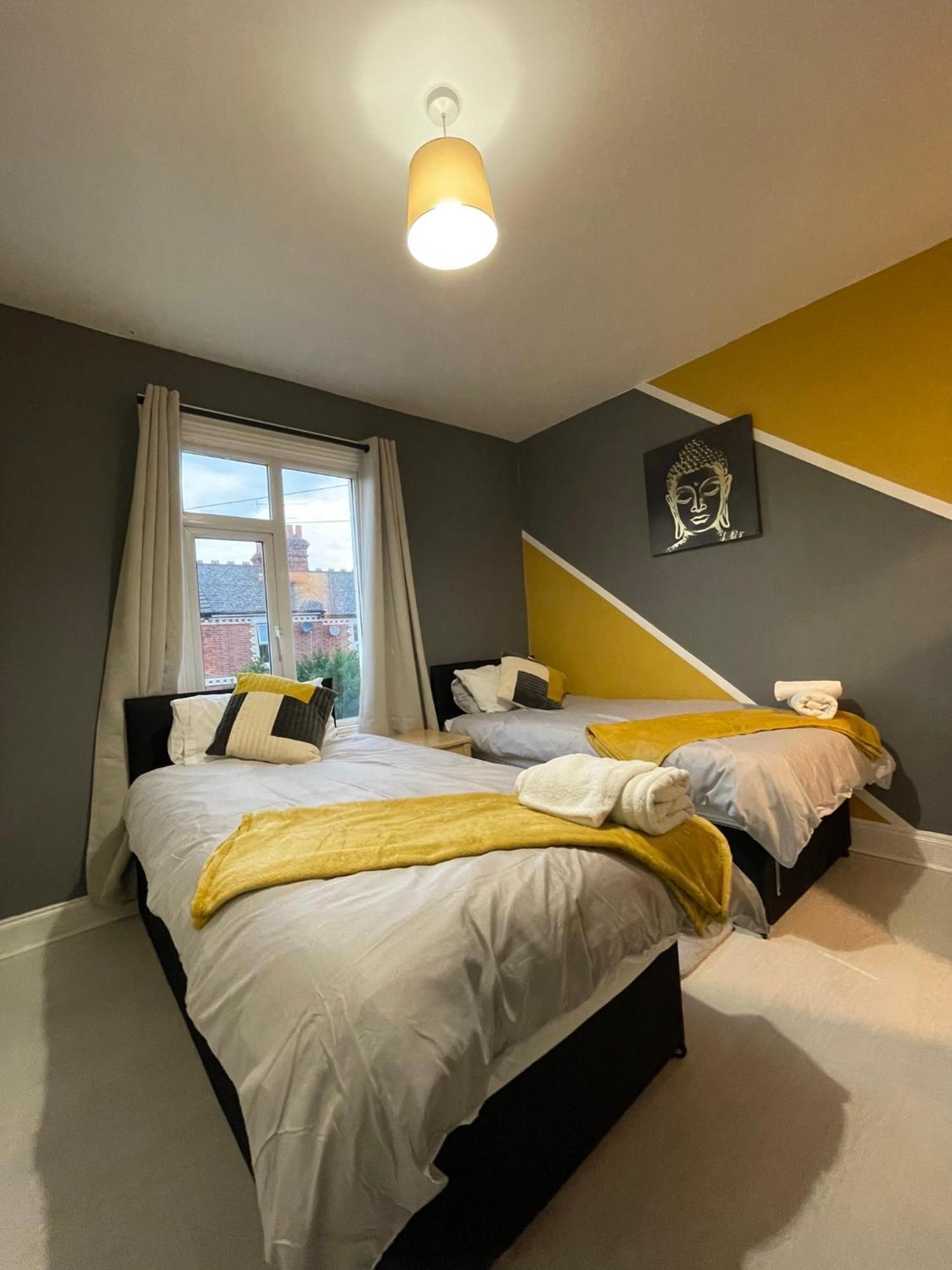 Home Sweet Home In Rg1 With Free Parking Рединг Екстериор снимка