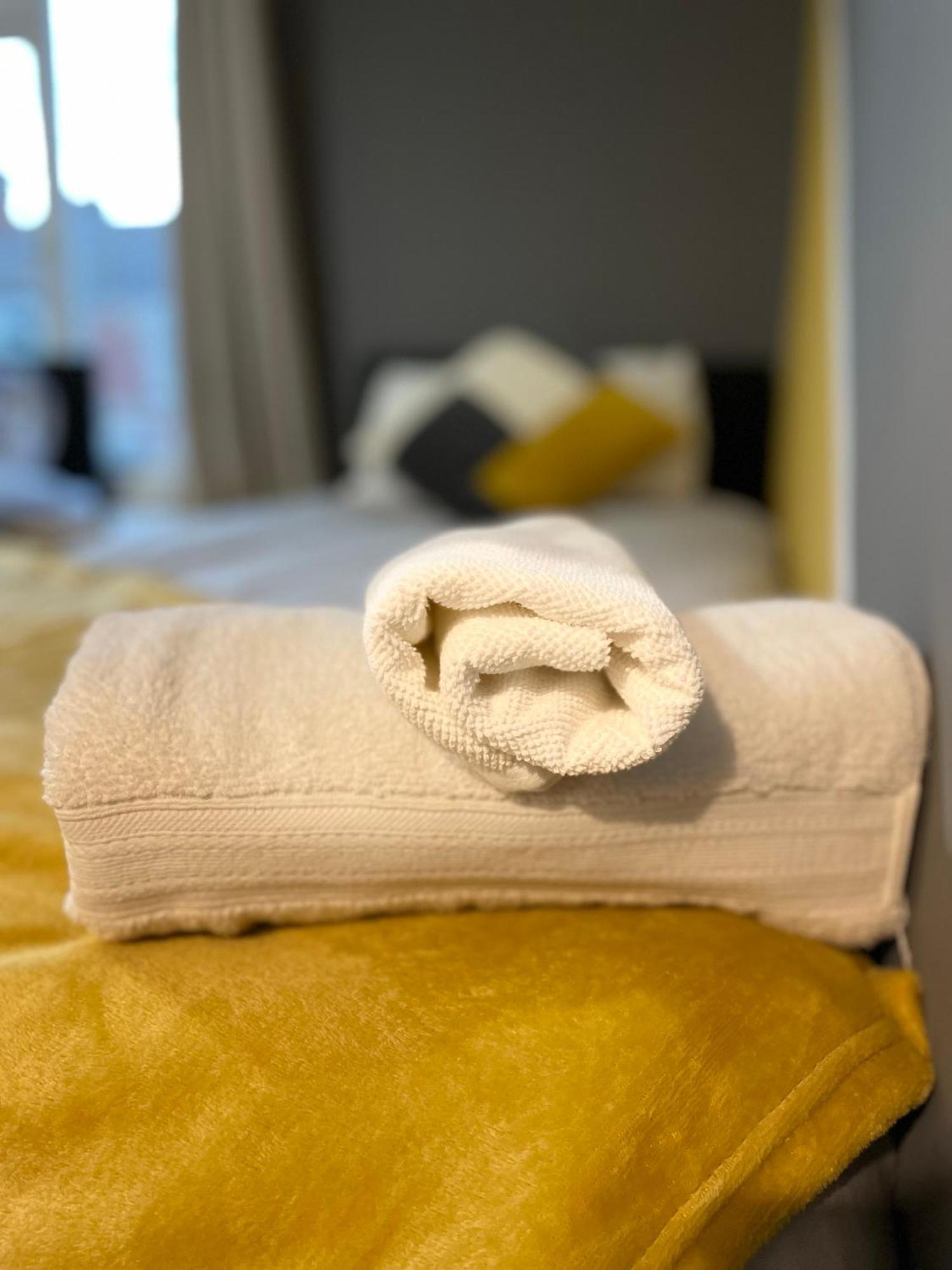 Home Sweet Home In Rg1 With Free Parking Рединг Екстериор снимка