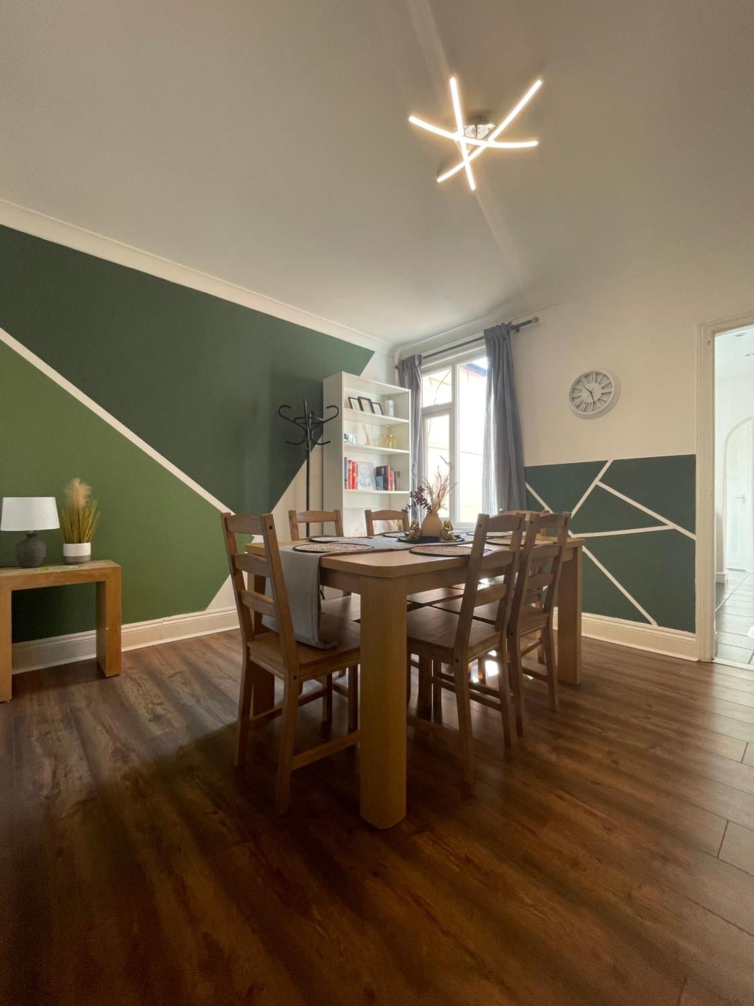 Home Sweet Home In Rg1 With Free Parking Рединг Екстериор снимка