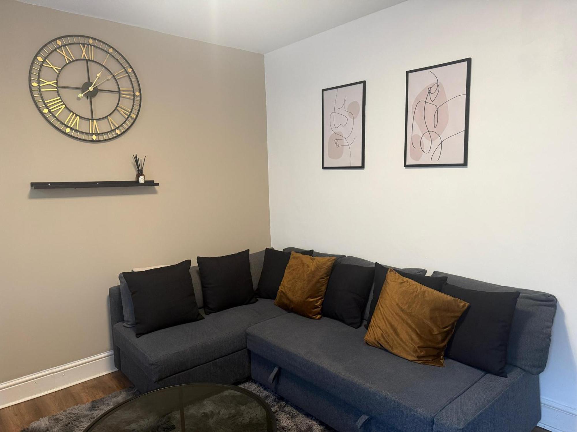 Home Sweet Home In Rg1 With Free Parking Рединг Екстериор снимка